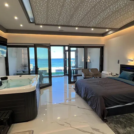 Seafront Luxury With Jacuzzi & Sauna