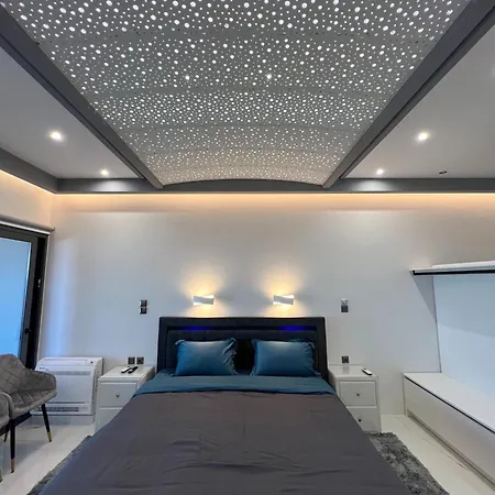 Seafront Luxury With Jacuzzi & Sauna アパート