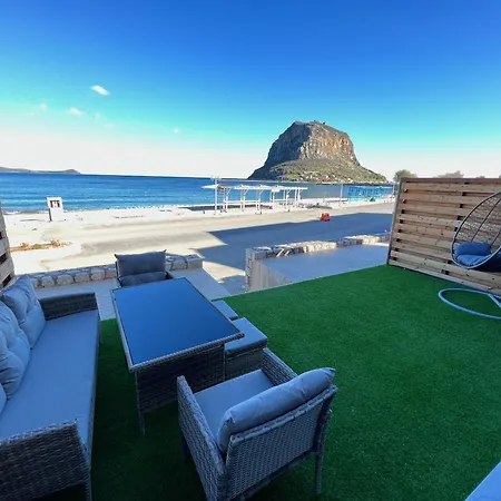 Seafront Luxury With Jacuzzi & Sauna アパート *