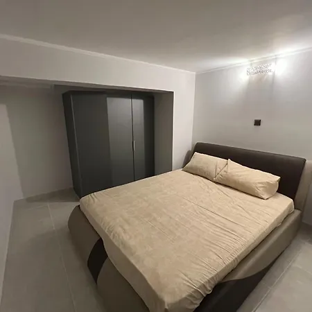 Seafront Luxury With Jacuzzi & Sauna Apartment