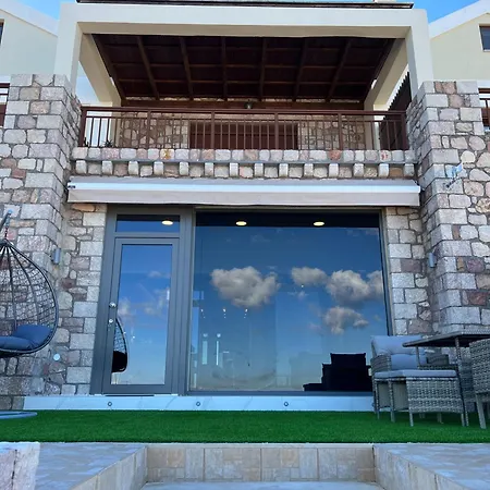 Seafront Luxury With Jacuzzi & Sauna
