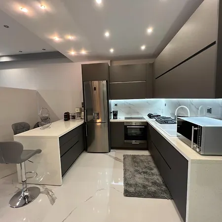 Seafront Luxury With Jacuzzi & Sauna Apartment *